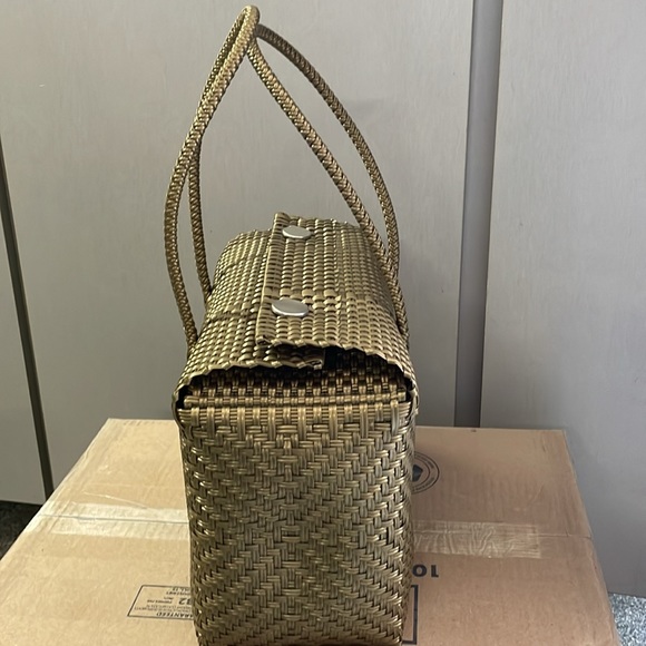 Basket weave style tote made of plastic materials - Picture 2 of 4